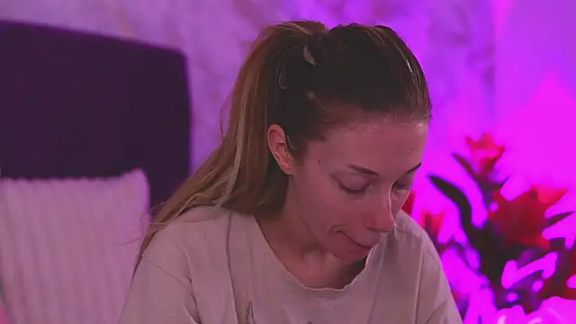 EllinaNuria online show from March 19, 2026, 4:27 am