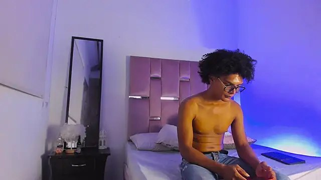 Snapshot of LatinoDark chatting on February 27, 2026, 3:28 am LatinoDark online show from February 27, 2026, 3:28 am