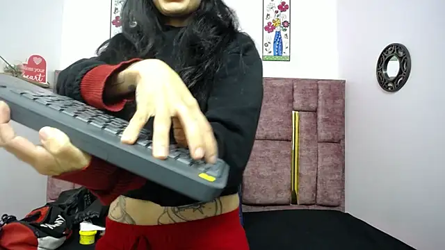 FRANCESCA LOVE  online show from April 18, 2026, 7:34 am