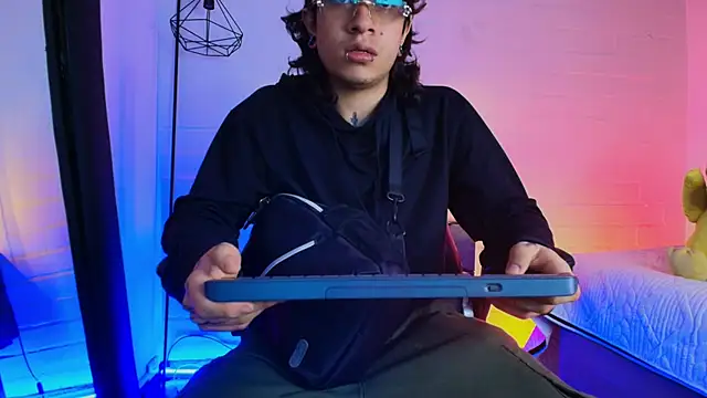 Axell Kussh online show from March 18, 2026, 9:29 pm