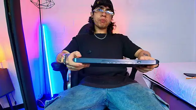 Axell Kussh online show from March 25, 2026, 3:34 am