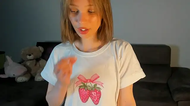 Kiracute18 online show from June 14, 2026, 6:43 pm