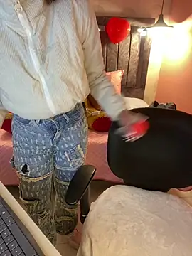 alahia pink online show from February 13, 2026, 3:24 am