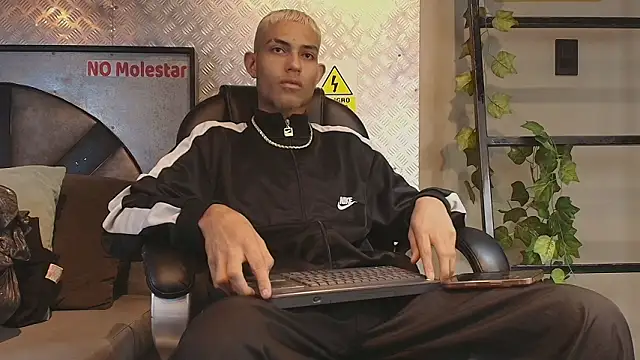 Snapshot of ItsZairen chatting on February 17, 2026, 4:20 am ItsZairen online show from February 17, 2026, 4:20 am