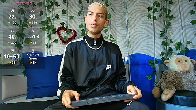 Snapshot of ItsZairen chatting on February 26, 2026, 4:22 am ItsZairen online show from February 26, 2026, 4:22 am