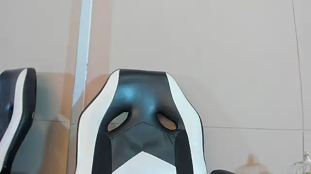 luna bradley  online show from March 19, 2026, 12:20 pm