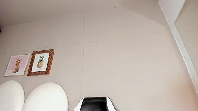 luna bradley  online show from March 25, 2026, 12:22 pm