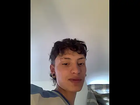 Snapshot of Damn__Love chatting on February 15, 2026, 7:32 pm Damn Love online show from February 15, 2026, 7:32 pm