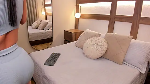 Aurea Silk online show from March 4, 2026, 9:21 pm