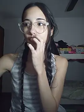 isaaabelaaa online show from April 14, 2026, 11:00 pm