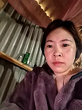 Snapshot of Yiyoongg chatting on February 14, 2026, 1:24 am Yiyoongg online show from February 14, 2026, 1:24 am