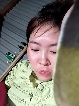 Snapshot of Yiyoongg chatting on February 18, 2026, 1:29 pm Yiyoongg online show from February 18, 2026, 1:29 pm