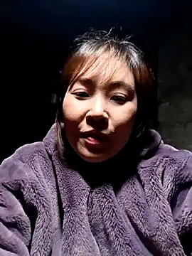 Yiyoongg online show from March 22, 2026, 12:19 pm