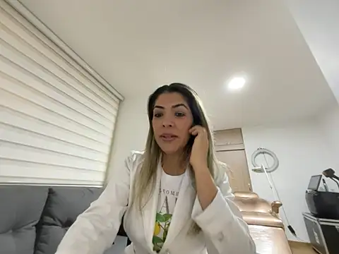 Snapshot of Encantadora_Eva chatting on February 17, 2026, 1:46 am Encantadora Eva online show from February 17, 2026, 1:46 am