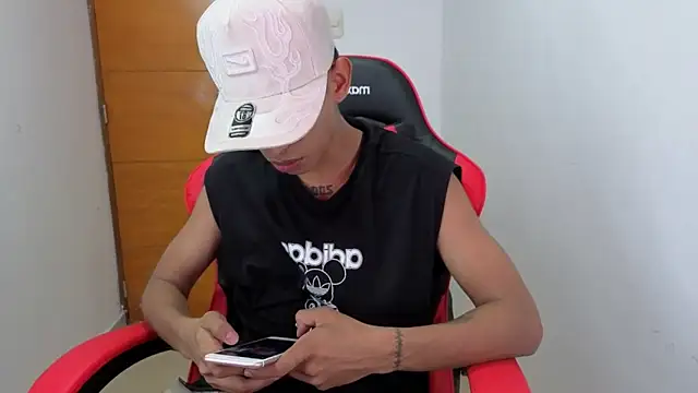 Snapshot of Niklausxxx chatting on February 9, 2026, 5:28 pm Niklausxxx online show from February 9, 2026, 5:28 pm