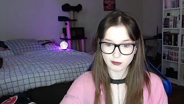 LunaXcherry online show from March 31, 2026, 4:40 pm