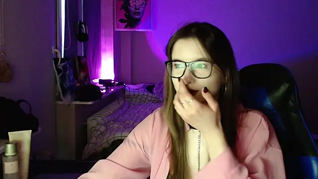 LunaXcherry online show from April 10, 2026, 5:39 pm