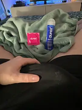 Snapshot of Thomascrtz chatting on February 18, 2026, 9:44 pm Thomascrtz online show from February 18, 2026, 9:44 pm