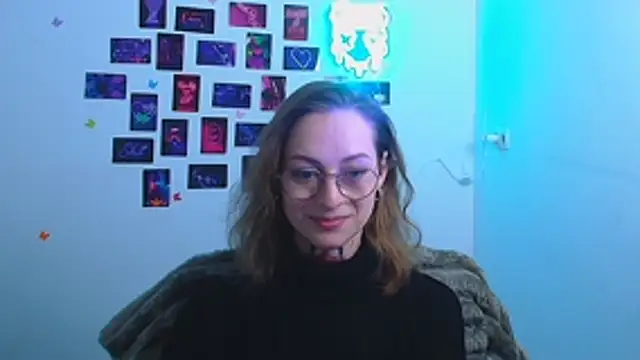 Snapshot of Esmi_Winter chatting on February 17, 2026, 6:54 am Esmi Winter online show from February 17, 2026, 6:54 am