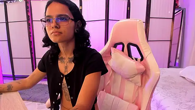 Julianne 7 online show from March 4, 2026, 8:15 pm