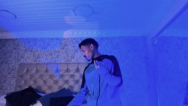 NoaahTylor online show from April 9, 2026, 4:12 am