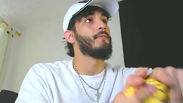 Snapshot of LovexJuxn8 chatting on February 18, 2026, 7:32 pm LovexJuxn8 online show from February 18, 2026, 7:32 pm