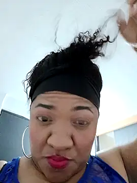 Snapshot of honey-suckle chatting on February 21, 2026, 6:14 am honey-suckle online show from February 21, 2026, 6:14 am