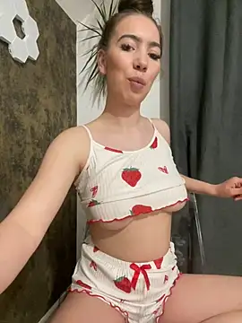 I amSis online show from April 19, 2026, 7:38 pm