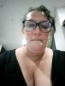  Saraqueen online show from April 12, 2026, 3:44 am