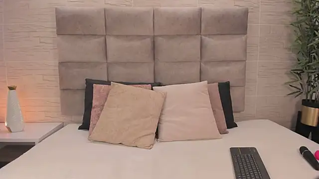 ariana  parker online show from April 24, 2026, 4:26 am