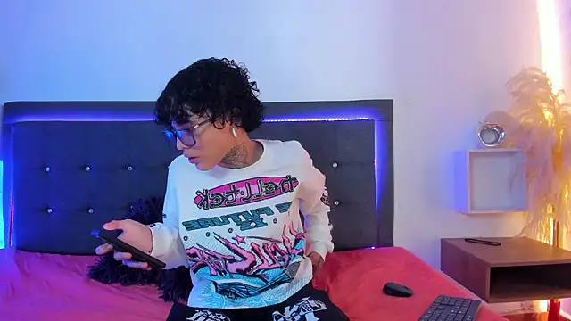 Snapshot of Ale_cuzz chatting on February 25, 2026, 3:32 pm Ale cuzz online show from February 25, 2026, 3:32 pm