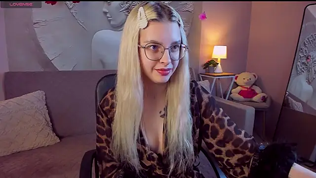 TiffanyPeachi online show from March 25, 2026, 1:17 pm