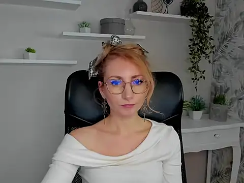 Snapshot of CinderellaMoon chatting on February 20, 2026, 6:26 am CinderellaMoon online show from February 20, 2026, 6:26 am