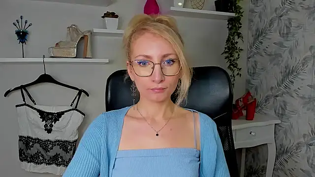 CinderellaMoon online show from March 27, 2026, 6:19 am