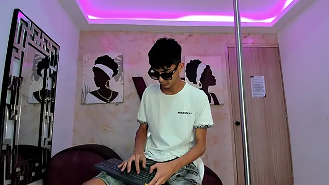 Snapshot of KITTY_BOSH chatting on February 24, 2026, 1:20 pm KITTY BOSH online show from February 24, 2026, 1:20 pm