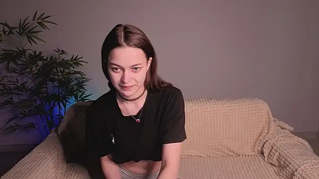 parrot kisha online show from April 13, 2026, 1:33 am