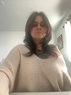 ValeValdez18 online show from February 15, 2026, 12:07 am