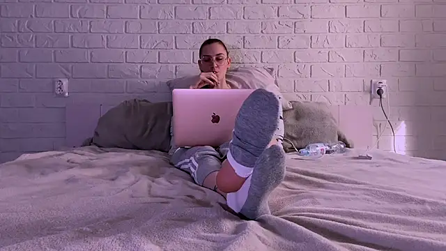 missmiroslava online show from April 10, 2026, 11:04 am