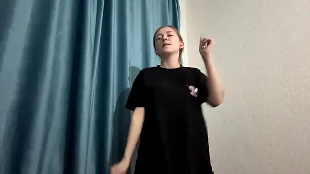 Snapshot of StaticBliss chatting on March 4, 2026, 6:47 pm StaticBliss online show from March 4, 2026, 6:47 pm