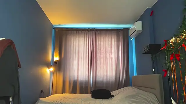 Anna Kare online show from April 13, 2026, 12:43 pm