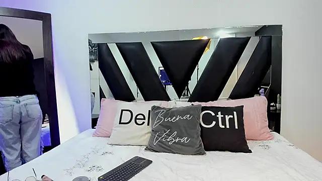 Mia Iron online show from May 21, 2026, 1:07 pm