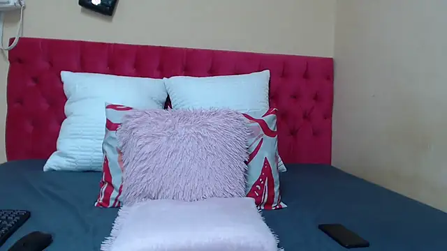 Snapshot of HornyLilHoney chatting on April 8, 2026, 4:01 am HornyLilHoney online show from April 8, 2026, 4:01 am