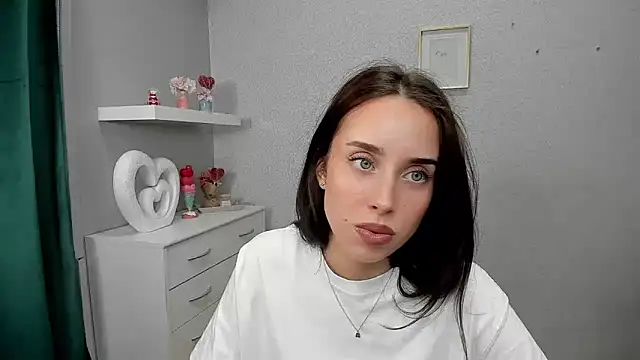 AdeleSolo online show from April 7, 2026, 5:41 am