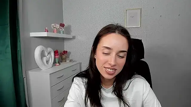 AdeleSolo online show from April 7, 2026, 5:46 pm