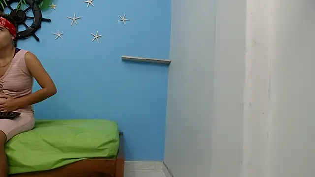 skinnysexy18 online show from July 7, 2026, 1:37 pm