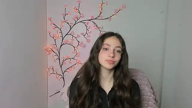 KissMeJulia online show from May 3, 2026, 5:24 am