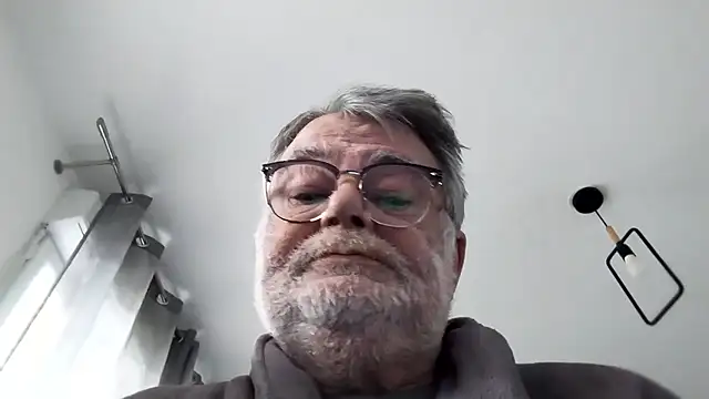 Vieux pervert online show from February 18, 2026, 8:32 am