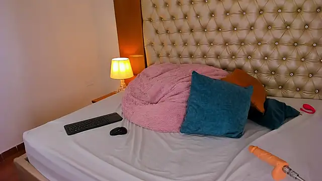 IsabellaaLux  online show from April 2, 2026, 8:28 pm