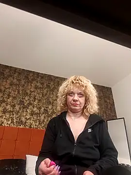 Snapshot of LaireeFelini chatting on February 18, 2026, 7:54 pm LaireeFelini online show from February 18, 2026, 7:54 pm