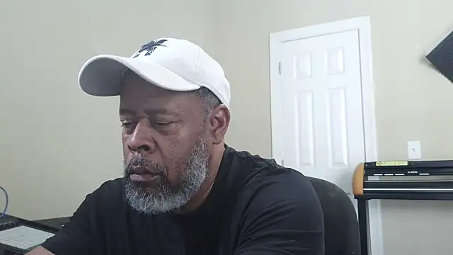 Cleozevo1961 online show from March 5, 2026, 6:37 pm